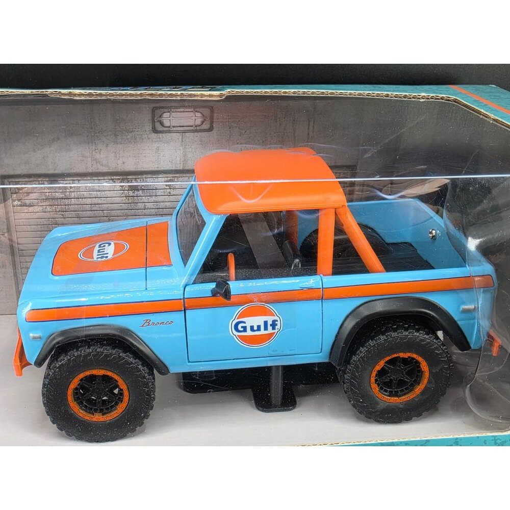 1973 Ford Bronco Gulf Diecast Model w/ Gas Pump 1:24 Jada Just Trucks - Picture 2 of 7